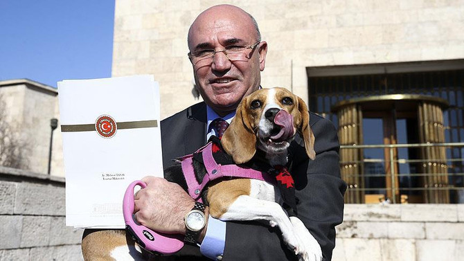 Tanal köpeğiyle basın toplantısı düzenledi