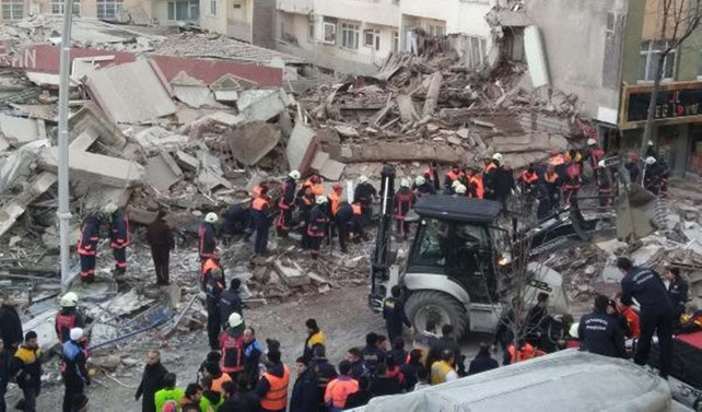 İstanbul Zeytinburnu'nda bina çöktü