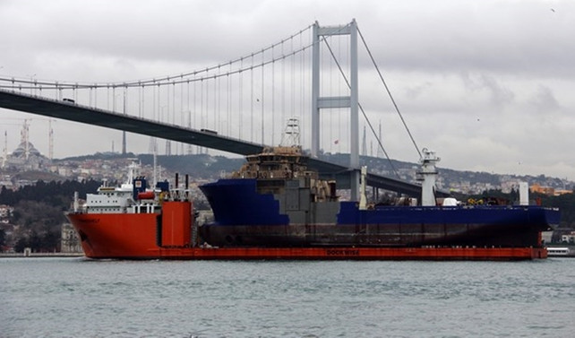 İstanbul Boğazı’nda ilginç görüntü