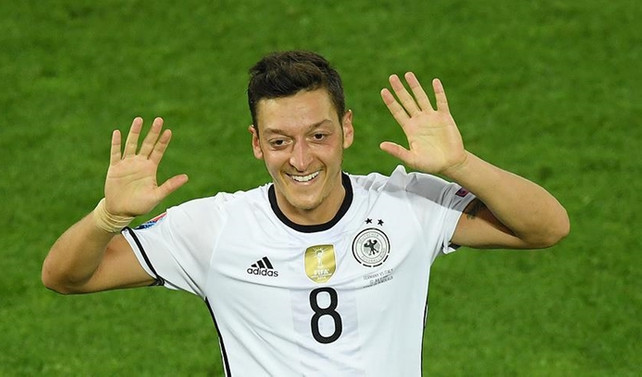 Almanya’da yılın milli futbolcusu Mesut Özil