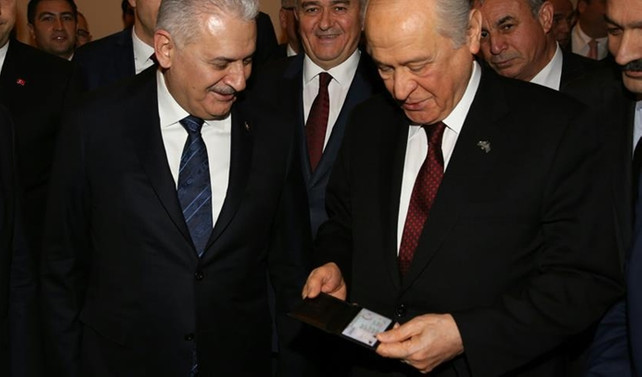 Başbakan Yıldırım, Bahçeli'ye dijital kimliğini verdi