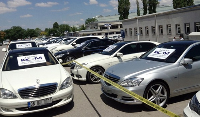 Lüks otomobiller gümrüğe takıldı