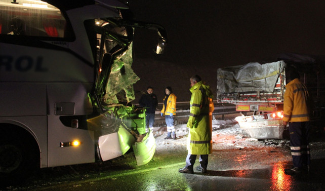 Sivas'ta yolcu otobüsü TIR'a çarptı: 10 yaralı