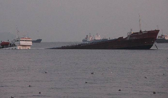 Zeytinburnu açıklarında demirleyen kuruyük gemisi batmaya başladı