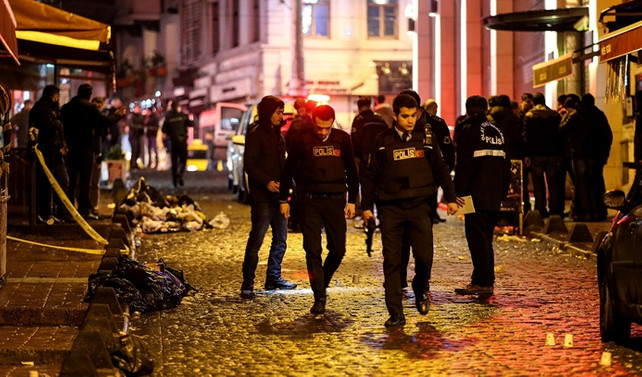 Beyoğlu'nda silahlı kavga: 1 polis yaralandı