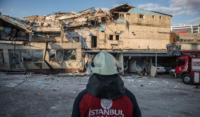 Beyoğlu'nda 3 katlı bina çöktü