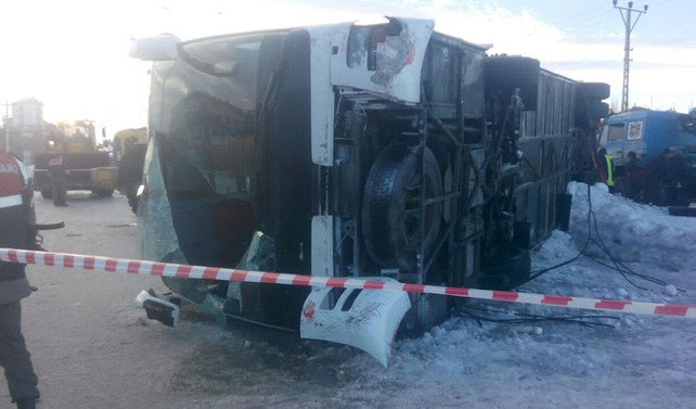Öğrenci servisi devrildi: 2 ölü 41 yaralı
