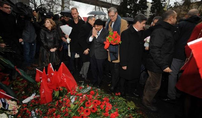 Başkonsoloslar Reina önüne karanfil bıraktı