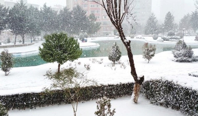 İstanbul'da kar yağışı başladı, trafik felç!