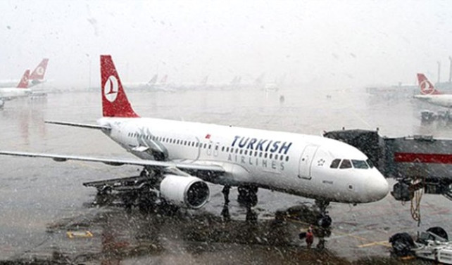 Kötü hava koşulları uçak seferlerini de vurdu