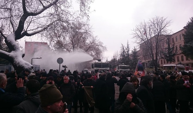Meclis önünde polis müdahalesi