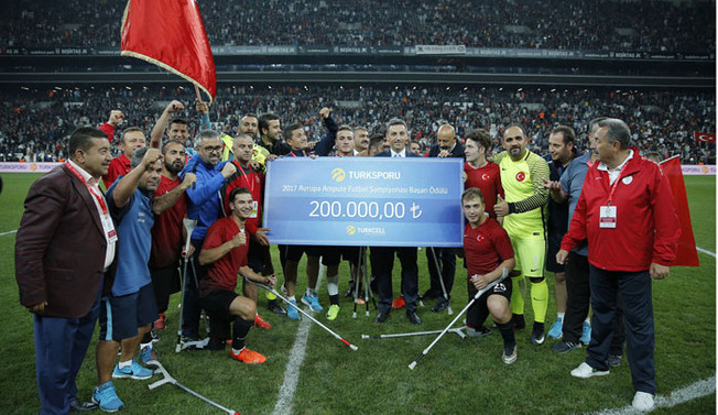 Ampute Milli Futbol Takımı'na Turkcell'den ödül