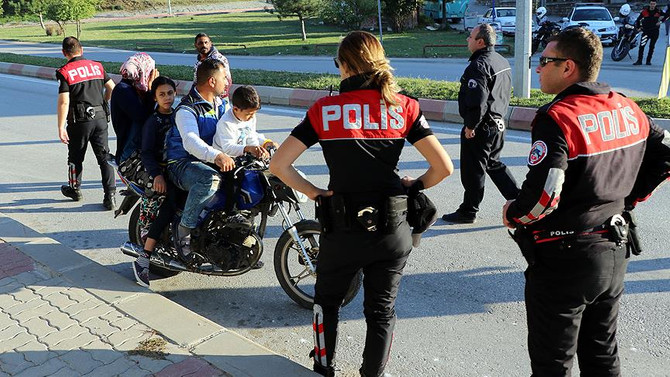 3 bin 405 motosiklete trafikten men
