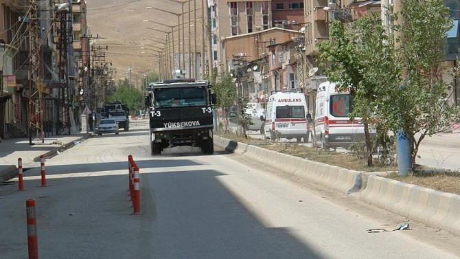 Yüksekova'da terör mağdurları için konut yapımı sürüyor