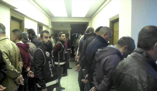 100 eski emniyetçi için gözaltı kararı
