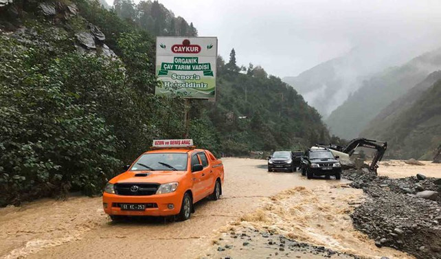Rize'de sağanak yağış