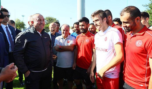 Bakan Çavuşoğlu'ndan milli takıma ziyaret