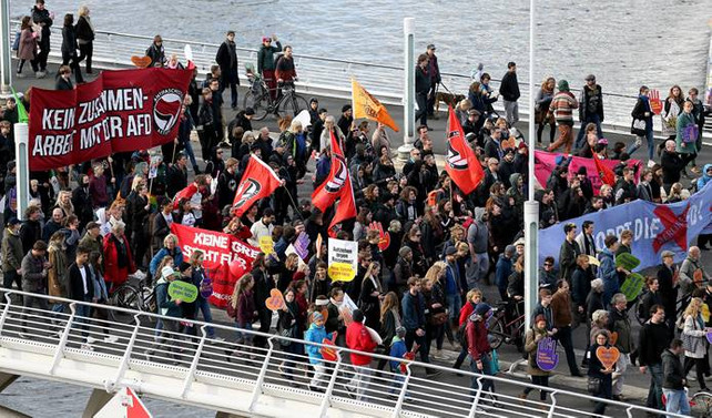 Almanya'da aşırı sağcı AfD protesto edildi
