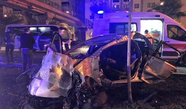 İzmir'de kaza: 2 ölü, 3 yaralı