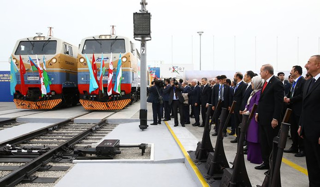 Bakü-Tiflis-Kars Demiryolu'nda ilk tren yola çıktı