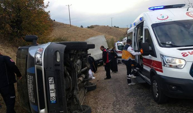 Amasya'da minibüs devrildi: 11 yaralı