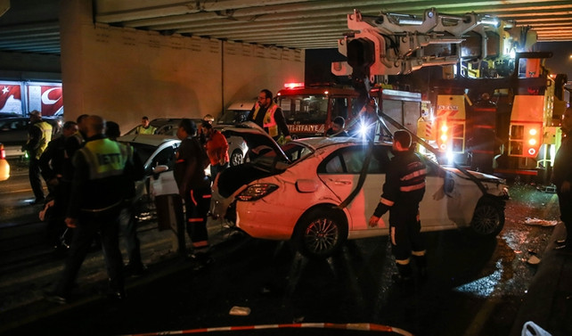 Metrobüs yoluna araç girdi: 1 kişi yaralandı