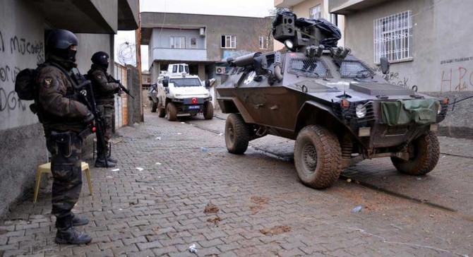 Diyarbakır'da 2 terörist ve 2 işbirlikçi yakalandı