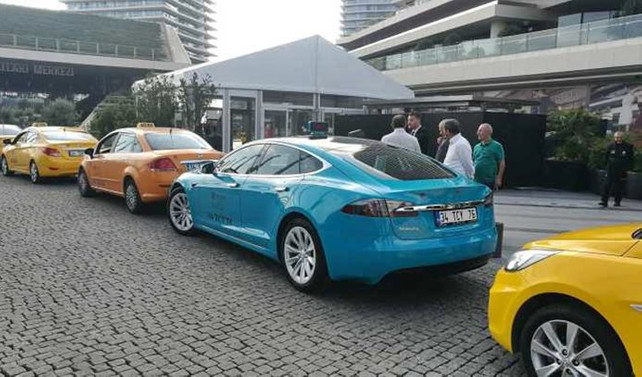 Uber'e karşı Tesla marka turkuaz taksi