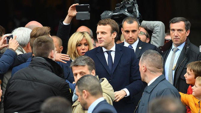 Macron'un popülaritesi ilk kez yükseldi