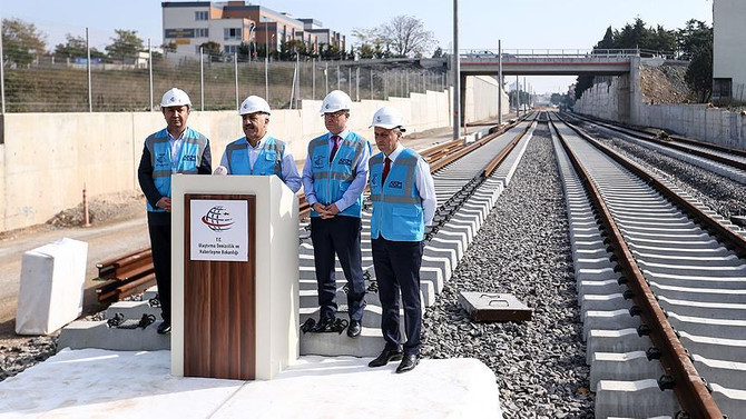 Bakan Arslan, Gebze-Halkalı Banliyö Hattı'nı inceledi