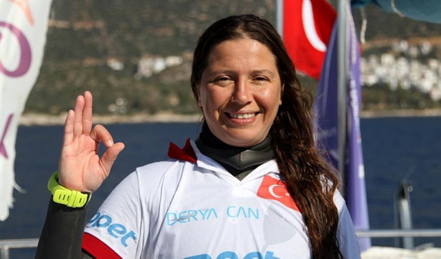 Milli dalgıç Derya Can'dan yeni rekor