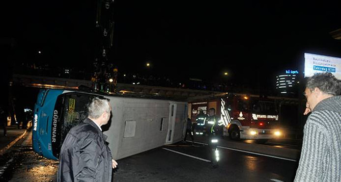 İstanbul'da halk otobüsü devrildi
