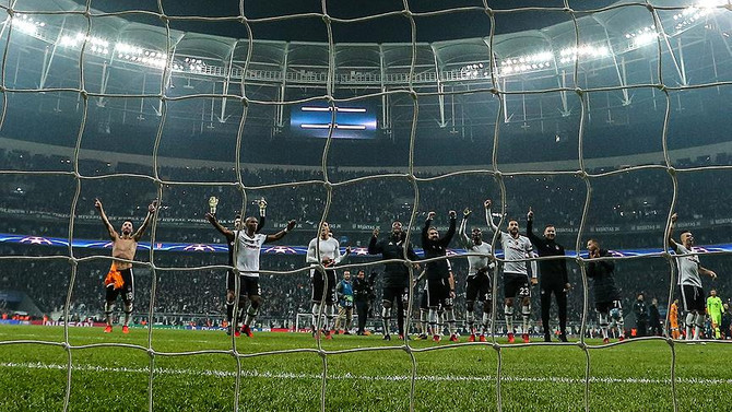 3 İngiliz arasında bir Türk takımı