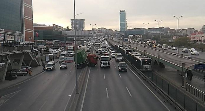 E-5'te trafik durma noktasına geldi