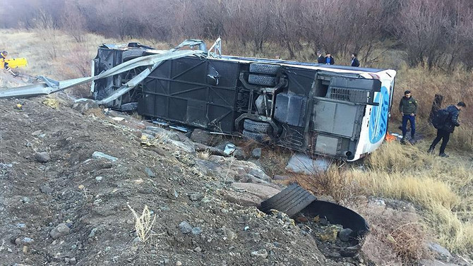Otobüs şarampole yuvarlandı: 1 ölü 10 yaralı