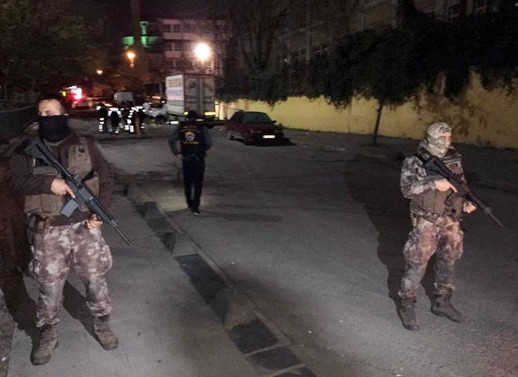 Bağcılar'da okul önünde silahlı çatışma