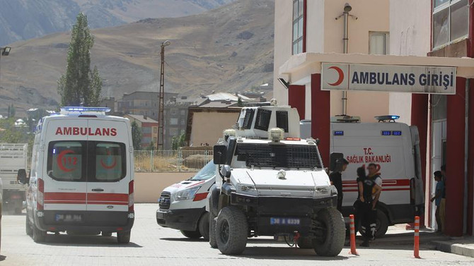 Hakkari'de askerleri taşıyan araç şarampole devrildi