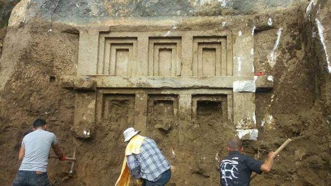 Antalya'da 2 bin 400 yıllık kaya mezarı bulundu