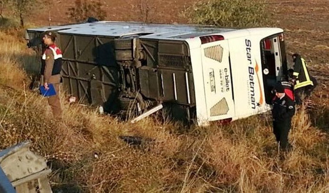 Yolcu otobüsü devrildi: 3 ölü, 19 yaralı