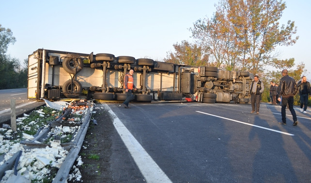 Anadolu Otoyolu'nda TIR devrildi