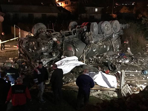 Düzce'de beton mikseri kahvehaneye girdi: 2 ölü
