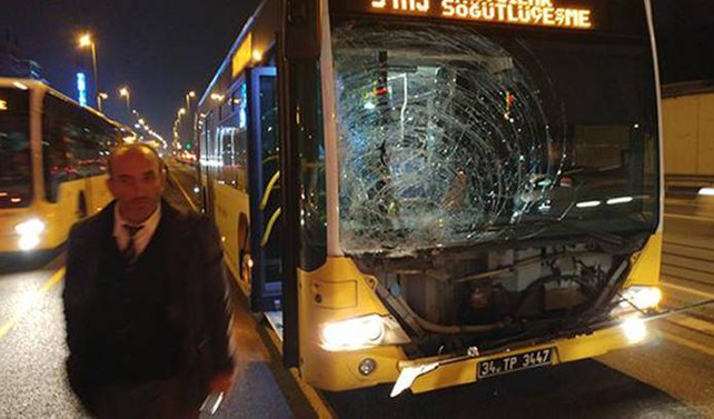 Metrobüs yayaya çarptı: 2 yaralı