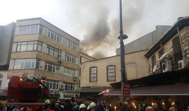 Beyoğlu'nda mobilya atölyesinde yangın