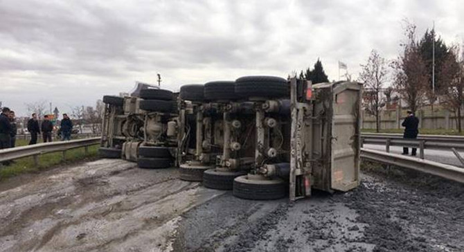 TEM'de kaza, yol trafiğe kapandı