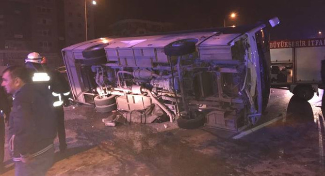 Bursa'da işçileri taşıyan midibüs devrildi: 4 ölü 11 yaralı