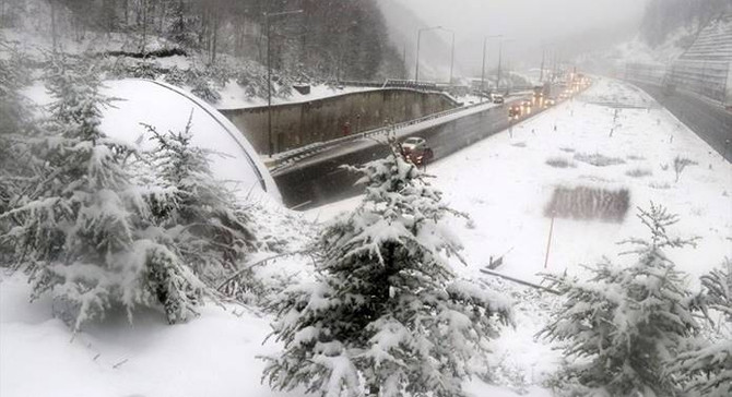 Bolu Dağı'ndaki yoğun kar ulaşıma engel oluyor