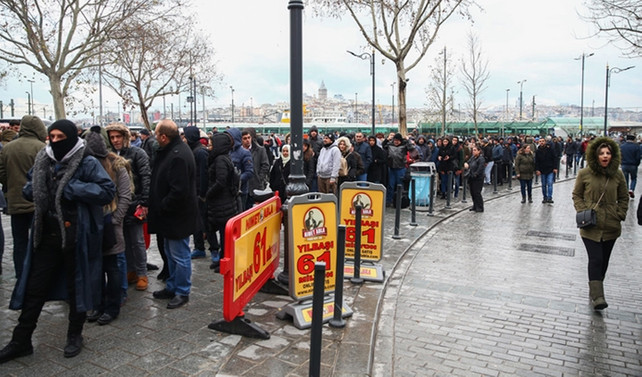 Eminönü'nde Milli Piyango yoğunluğu
