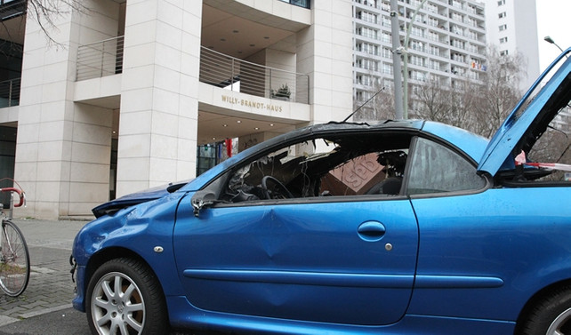 Araçla SPD merkezine girdi
