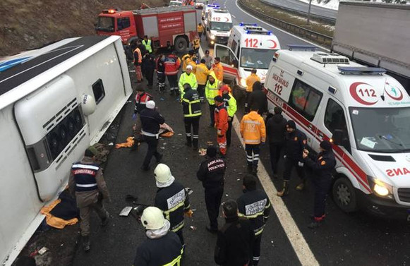 Ankara'da yolcu otobüsü devrildi: 2 ölü, 20 yaralı
