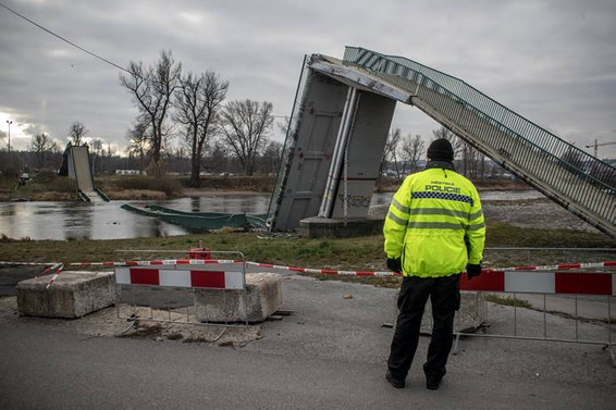 Prag'da köprü çöktü: 4 yaralı